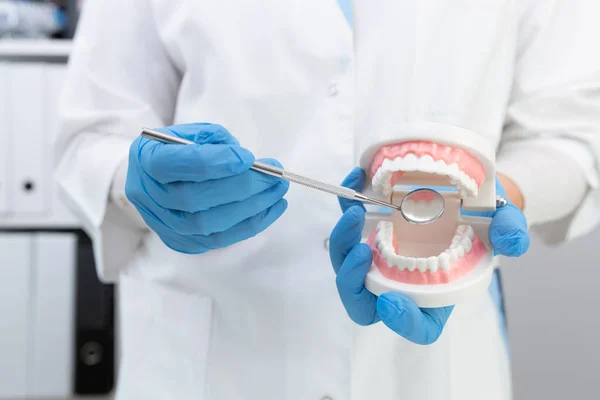 Dentista femenina sosteniendo herramienta de estomatología profesional y punción — Foto de Stock