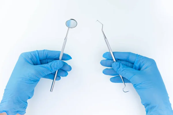 Dentista en guantes médicos que trabaja con estomatología profesional — Foto de Stock