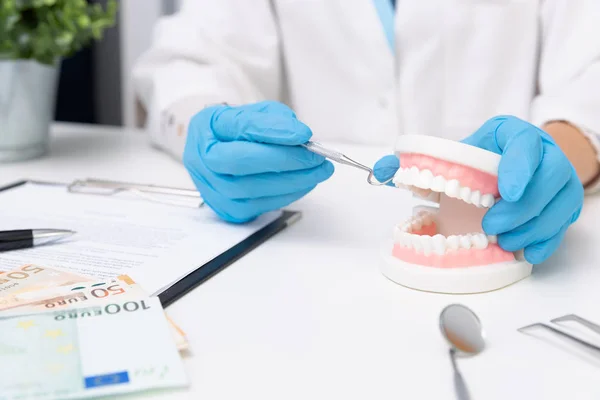 Dentista femenina sosteniendo herramienta de estomatología profesional y punción — Foto de Stock