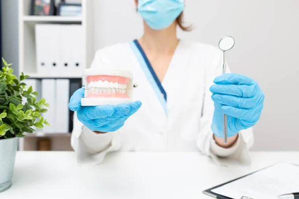 プロの胃科ツールとポイントを保持する女性歯科医 — ストック写真