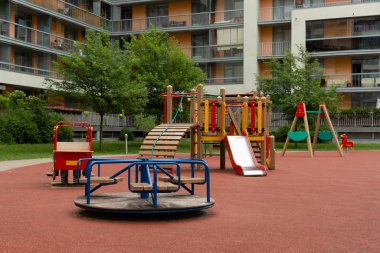 Çocuk açık oyun alanı ile modern apartman