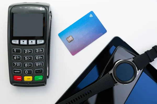 Μικροεφαρμογές πληρωμών NFC, τεχνολογία-έξυπνο ρολόι, smartphone, tablet — Φωτογραφία Αρχείου