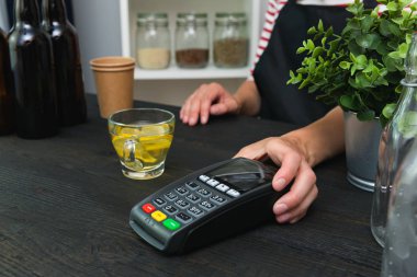 Mağaza çalışanı nfc teknolojisi üzerinden ödeme talep ediyor. Mağaza w