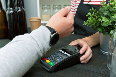 Akıllı saat kullanarak kablosuz veya temassız ödeme yapan müşteri