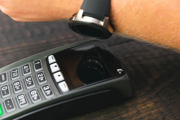 Dokonywanie płatności bezprzewodowych lub zbliżeniowymi za pomocą zegarka SmartWatch — Zdjęcie stockowe