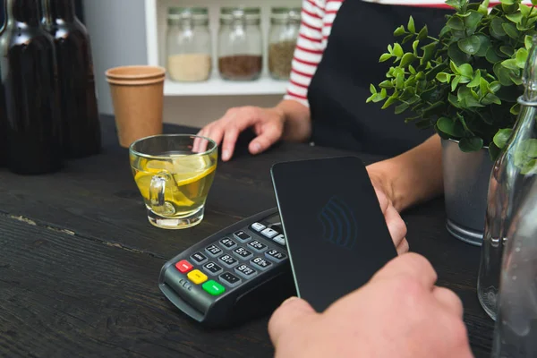 Pelanggan melakukan pembayaran nirkabel atau nirkontak menggunakan smartphone — Stok Foto