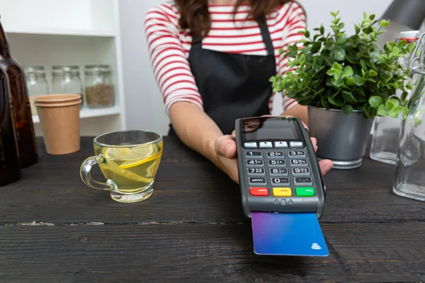 Kunde macht drahtloses oder kontaktloses Bezahlen mit Kreditkarte — Stockfoto