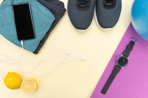 Flache Liegefläche mit Sportbekleidung, Fitnessgeräten und Gadgets, smartph — Stockfoto