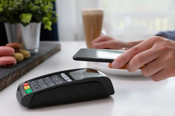 Pelanggan melakukan pembayaran nirkabel atau nirkontak menggunakan smartphone — Stok Foto