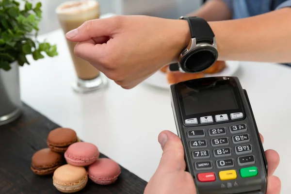 Cliente fazendo pagamento sem fio ou sem contato usando smartwatch — Fotografia de Stock