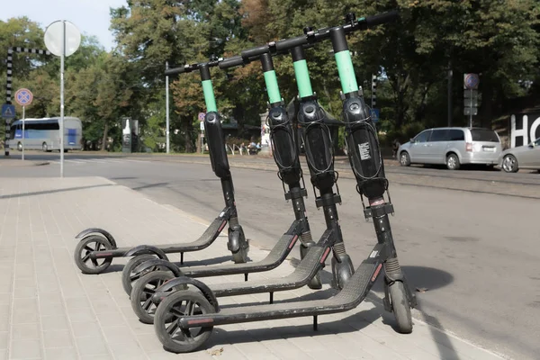 Elektryczny transport miejski: rząd rowerów skuter elektrycznych — Zdjęcie stockowe
