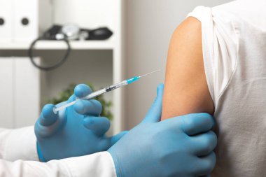 Doktor hasta aşısı yapıyor, grip aşısı. Doktor bir vaccina yapma