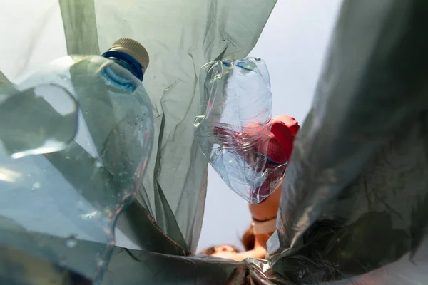 Jonge vrijwilliger met vuilniszak pick-up prullenbak buiten, schoon — Stockfoto