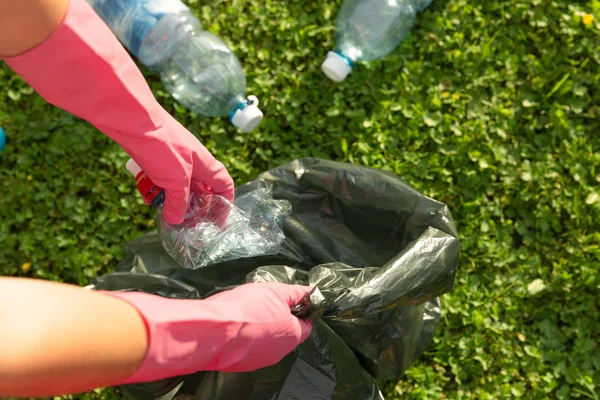 Joven voluntario con bolsa de basura recogiendo basura al aire libre, limpio — Foto de Stock