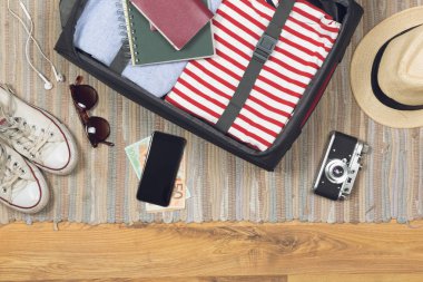 Modern genç insan seyahati için gerekli olan. Spor ayakkabılar, kamera, güneş