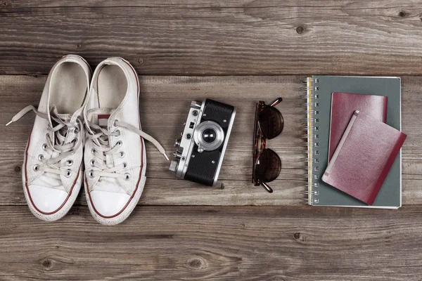 Esenciales para los viajes de los jóvenes modernos. Zapatillas, cámara, sol —  Fotos de Stock