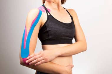 Kinesioteknoloji, kineziyoloji. Kinesiotape 'li bayan sporcu, mus.