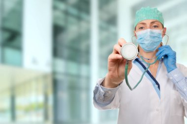 bir stetoskop tutan kadın tıp doktoru