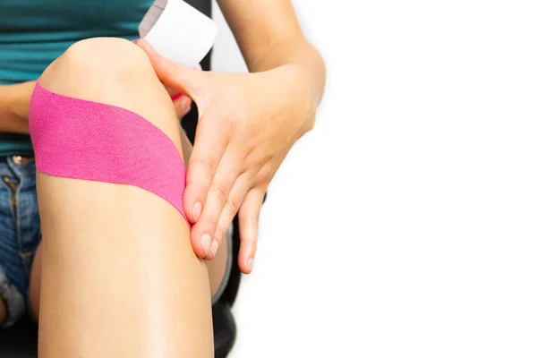 Kineziotaping, kineziológia. Női sportoló alkalmazó nyálkahártya szalag, — Stock Fotó