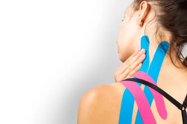 Kinesiotaping, kinesiología. Atleta femenina con kinesiotape, mus — Foto de Stock