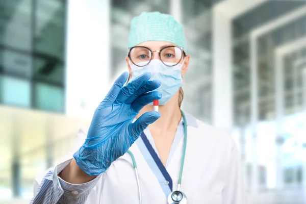 Женщина-врач держит в руках таблетку. Врач представляет лекарство — стоковое фото