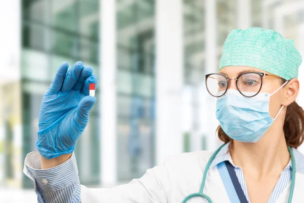 Женщина-врач держит в руках таблетку. Врач представляет лекарство — стоковое фото