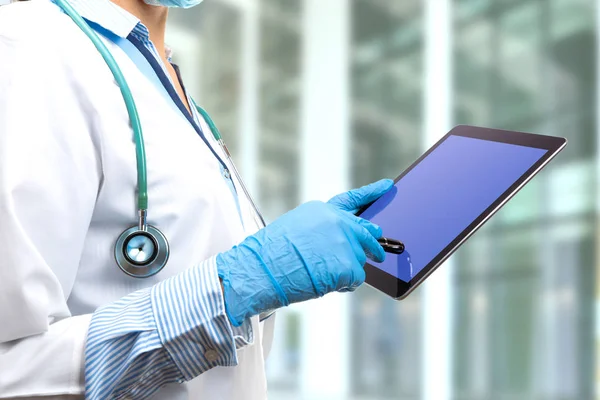 Arts in het ziekenhuis werkt met tablet pc voor de gezondheid van de patiënt r — Stockfoto