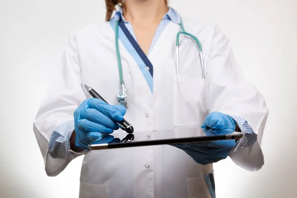 Doctor at hospital working with tablet pc for patient's health r — Stock Photo, Image