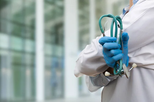 Médecin confiant avec bras croisés tenant un stéthoscope — Photo