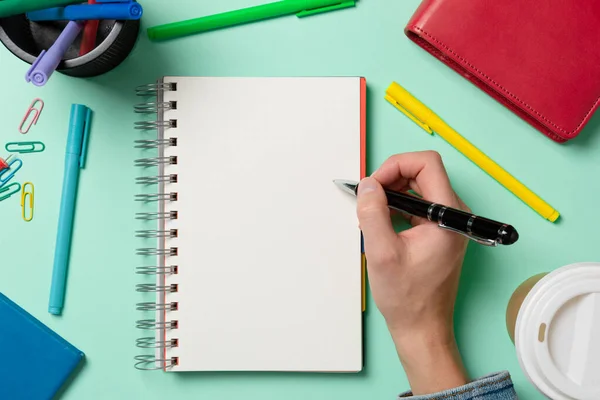 Ovanifrån hemmakontor skrivbord med tom sida i anteckningsbok, färg penna — Stockfoto