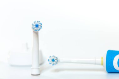 Beyaz arkaplanda elektrikli diş fırçası