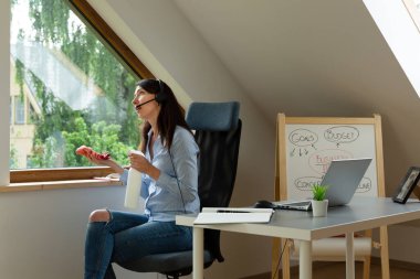 İş yerindeki bir konferans sırasında pencereleri temizleyen kadınlar. Yeni normal kavram.