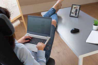 Uyum sağlamak için evden çalışan kadınlar. Yeni normal kavram