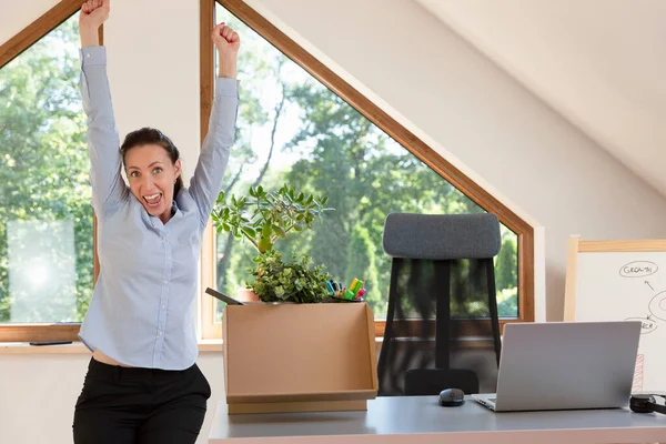 Belle Femme Affaires Portant Une Boîte Trucs Bureau Nouveau Concept — Photo