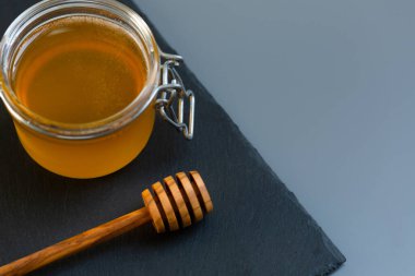 Eski ahşap bir masada organik bal ve kırsal ekmek. Sağlıklı kahvaltı..