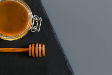 Eski ahşap bir masada organik bal ve kırsal ekmek. Sağlıklı kahvaltı..