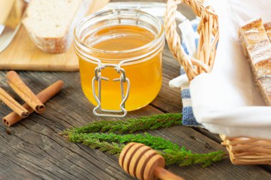 Eski ahşap bir masada organik bal ve kırsal ekmek. Sağlıklı kahvaltı..