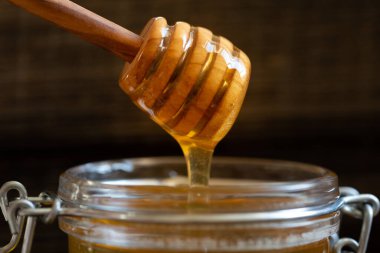 Eski ahşap bir masada organik bal ve kırsal ekmek. Sağlıklı kahvaltı..
