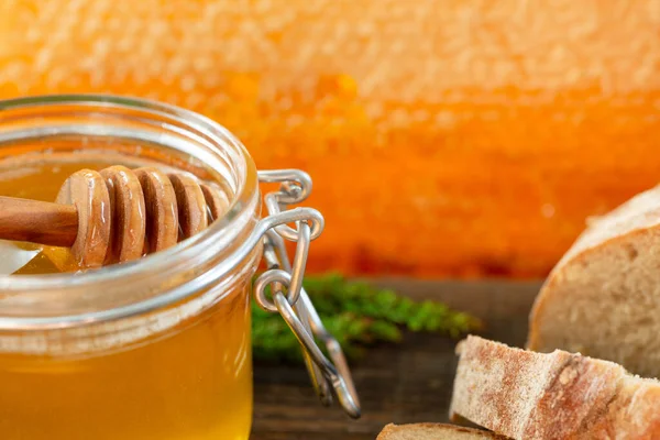 Ekologisk Honung Och Rustikt Bröd Ett Gammalt Träbord Hälsosam Frukost — Stockfoto