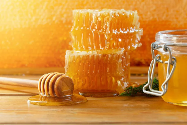 古い木のテーブルの上の有機蜂蜜と素朴なパン 健康的な食事朝食 — ストック写真