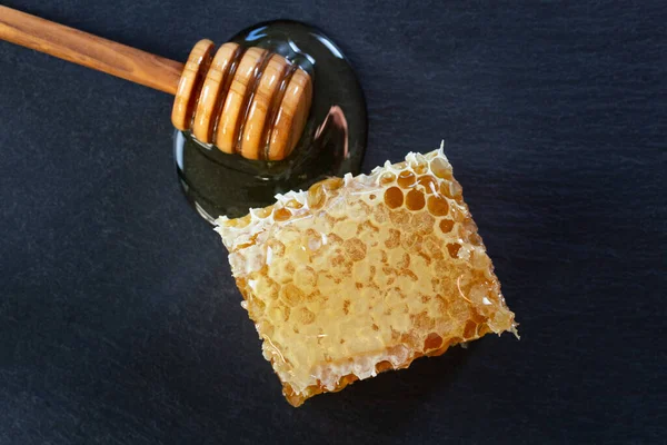 Biologische Honing Rustiek Brood Een Donkere Stenen Achtergrond Gezond Ontbijten — Stockfoto