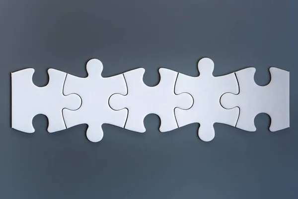 Witte Legpuzzel Stukjes Grijze Achtergrond — Stockfoto