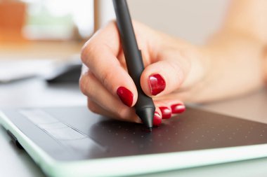  Güzel grafik tasarımcısı bir tablet üzerinde dijital tasarım çiziyor