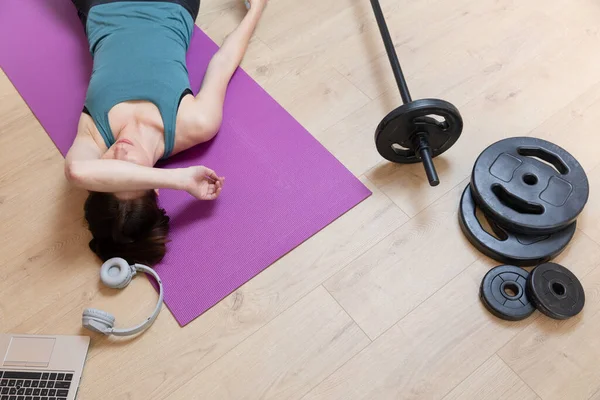 Schöne Frauen Beim Fitnesstraining Hause Der Nähe Des Schlafes Und — Stockfoto