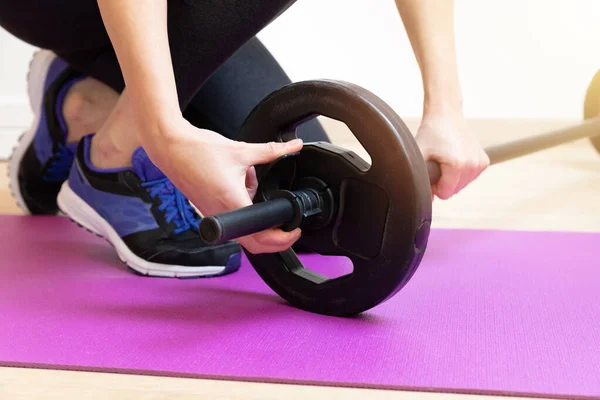 Schöne Frauen Beim Fitnesstraining Hause Der Nähe Des Schlafes Und — Stockfoto