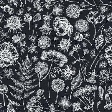 Elle çizilmiş tebeşirsiz desenli çoban çantası, funda, eğreltiotu, yabani sarımsak, yonca, küre sapı, gentiana, astilbe, craspedia, lagurus, siyah karanfil, papatya, karahindiba, karahindiba, gelincik çiçeği