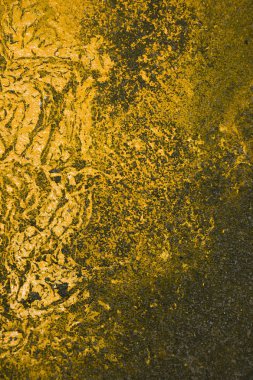 Güzel altın boya splatted asfalt yüzeyi.