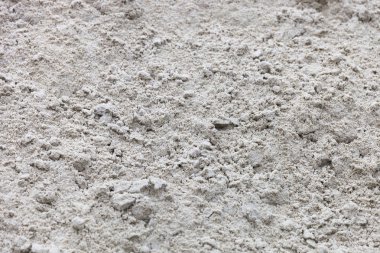 Su döner önce kaba bir plajda kum doku.