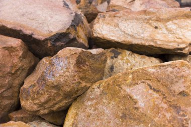 Bir plaj kenarında Dev kayalar tünemiş.