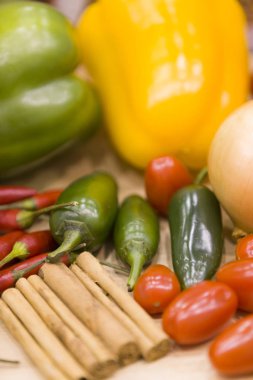 Farklı renklerle güzel bir tabloda sunulan çeşitli sebze.